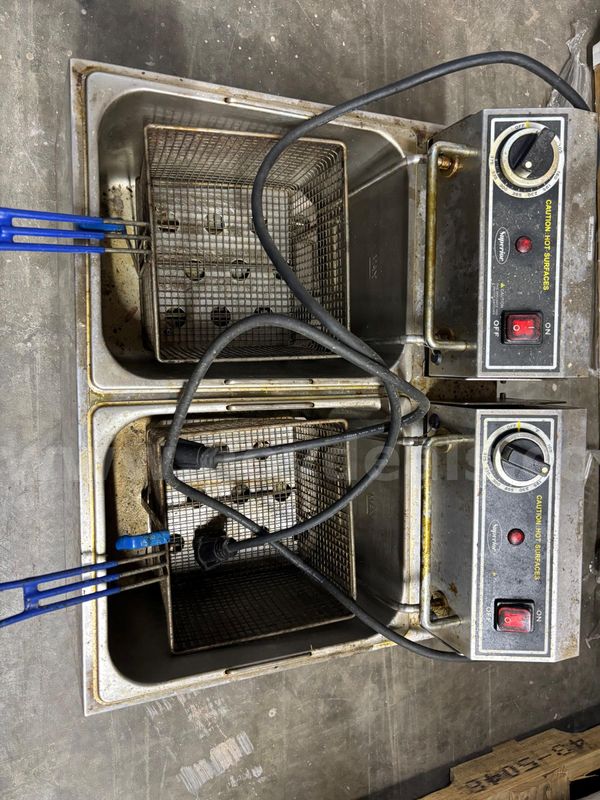 Globe PF32E 32 lb. Dual Tank Electric Countertop Fryer