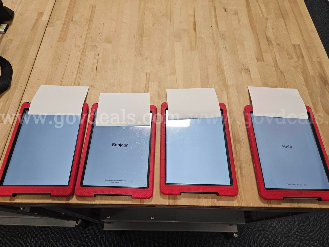 LOT of 4 iPad Air with cases