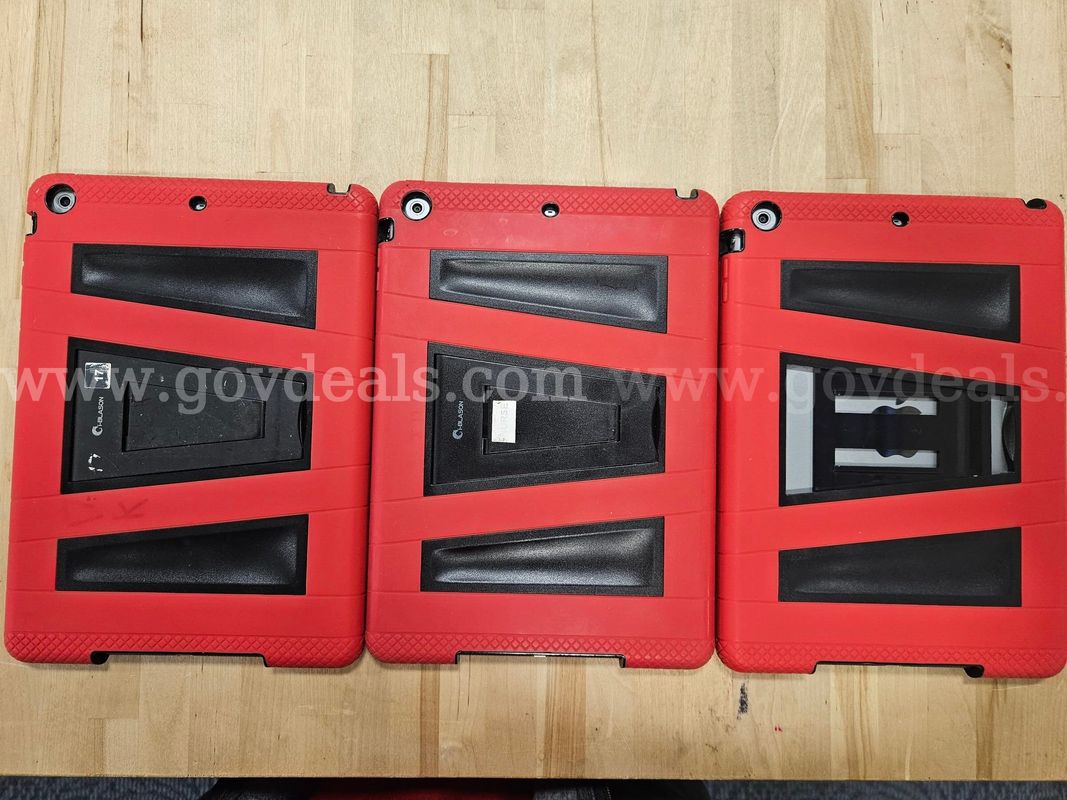 LOT of 3 iPad Air with cases