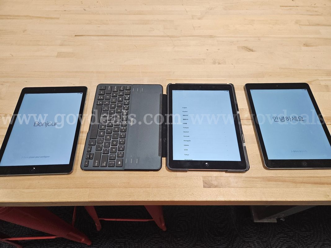LOT of 3 iPad Air wifi 32gb with cases