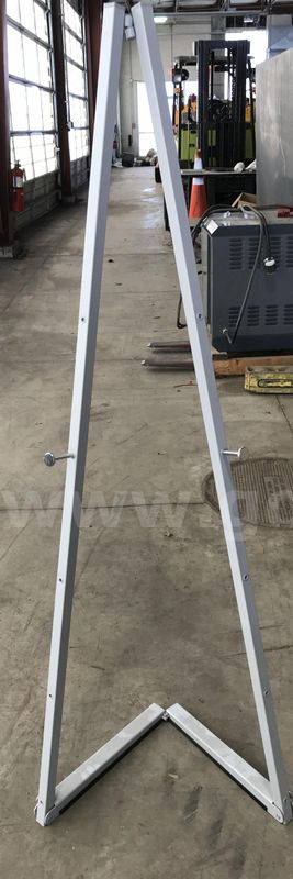 8 used metal easels. (S2)