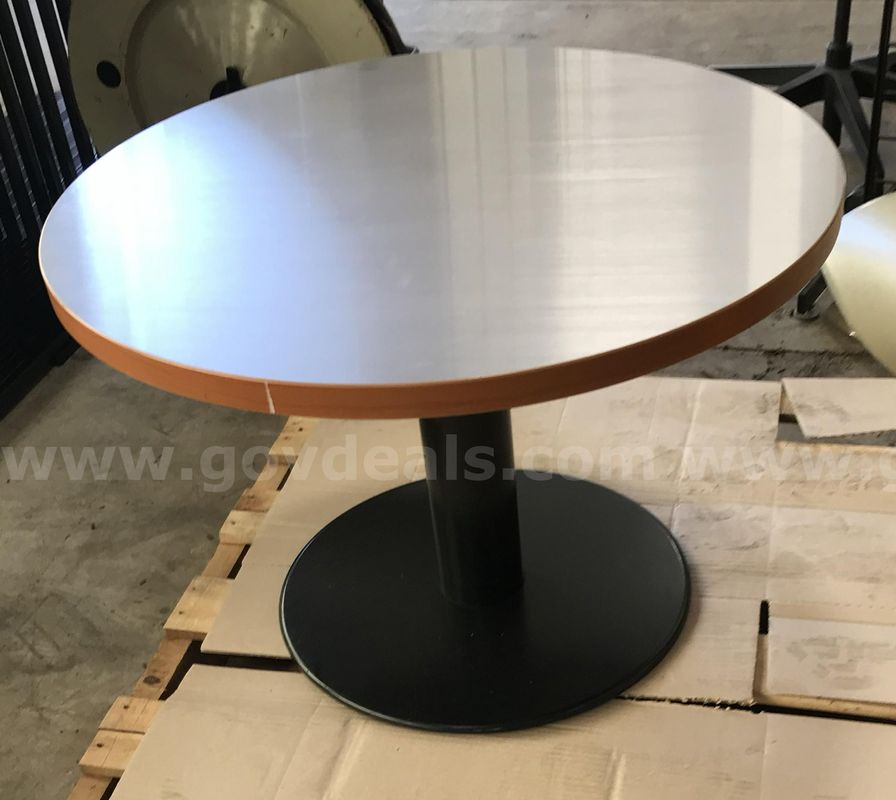 Small used round end table. (S1)