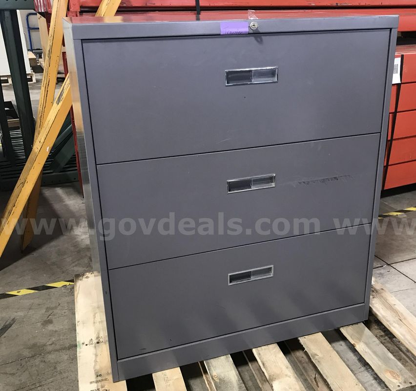 Used 3 drawer file cabinet with key. (S1)