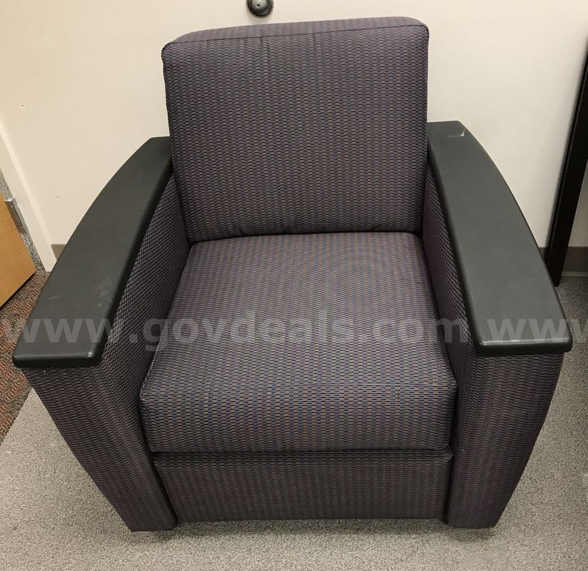 Used cushioned armchair. (WD1028)