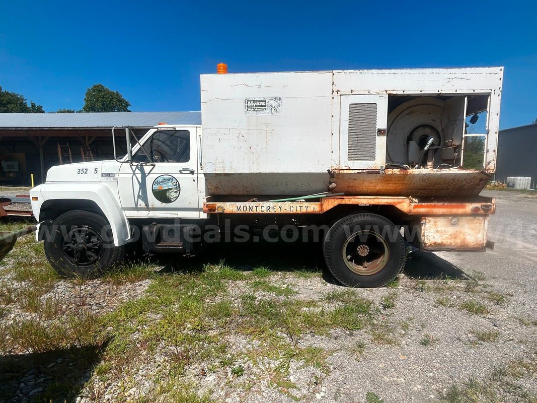 1984 Ford F700 with Water Tank and Pony Motor