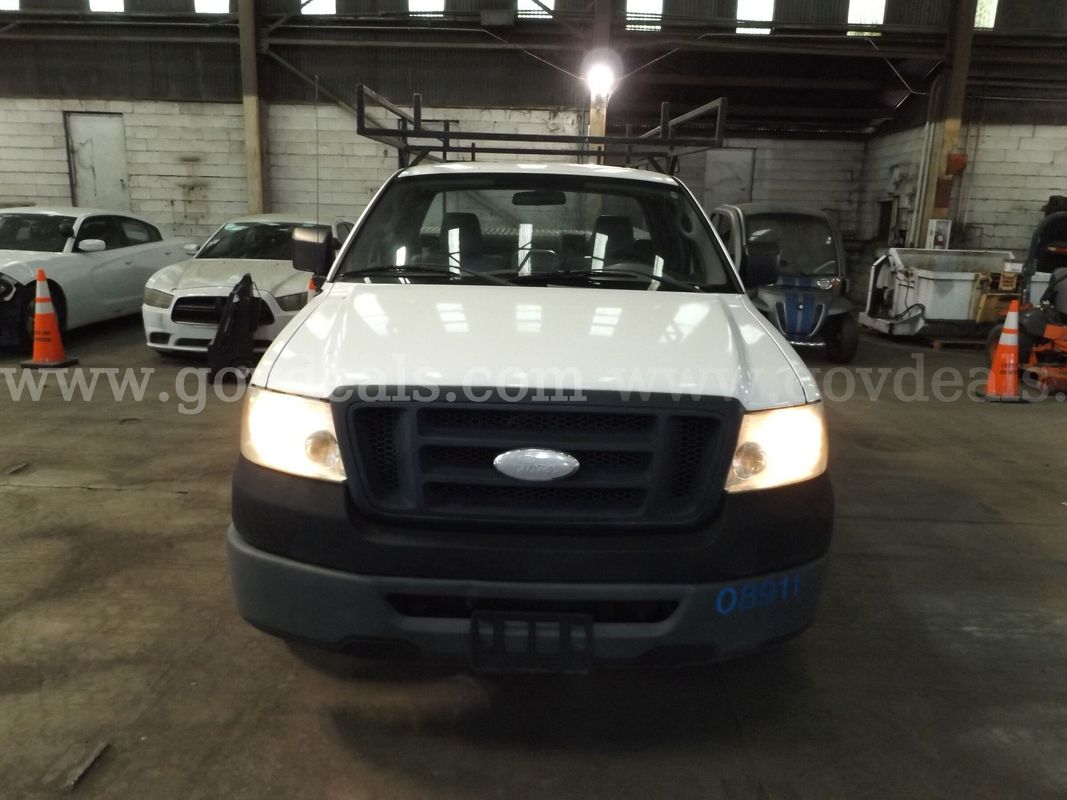 2007 Ford F-150 XL 2WD 8-ft. Bed