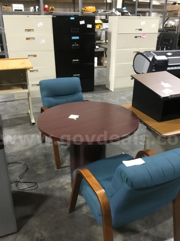 2chairs 1 round table