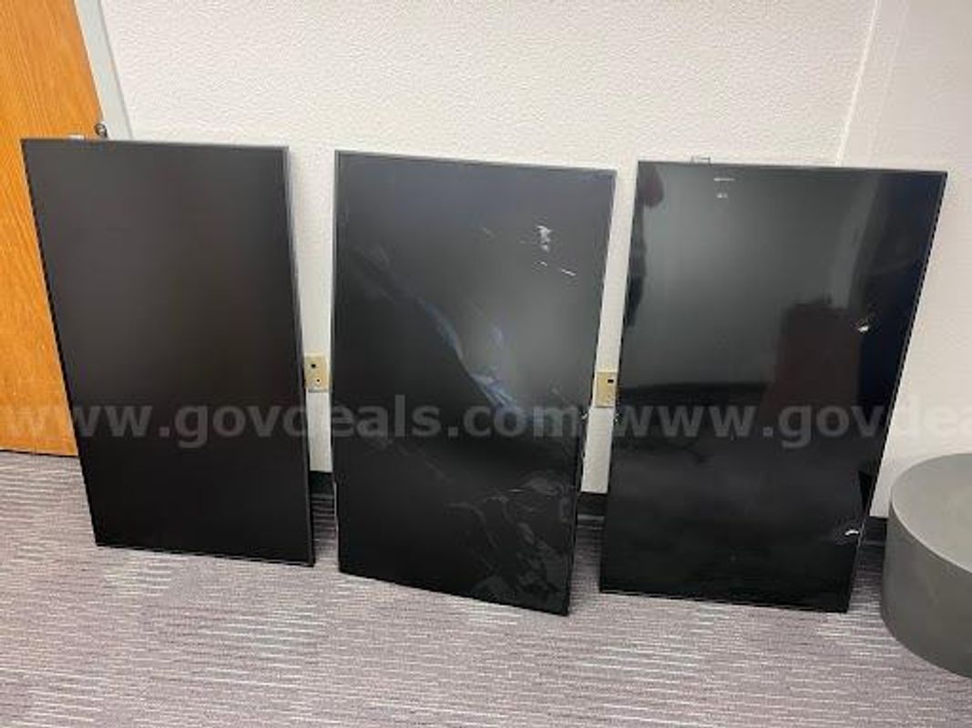 3 Samsung displays damaged. (1 of 2)