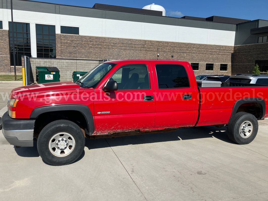 2005 Chevrolet Silverado 3500 4WD w/ 9' Boss Snowplow