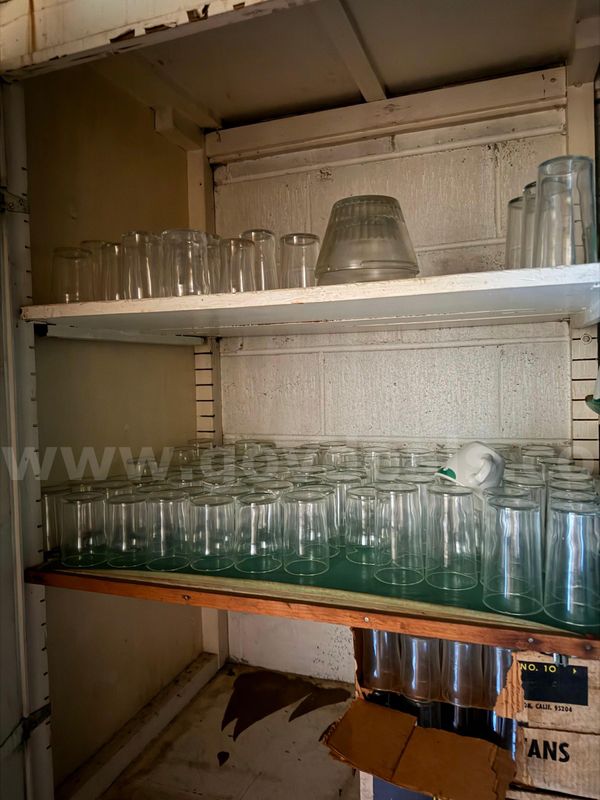 Lot of unknown amounts of plastic cups
