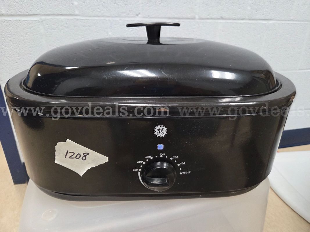 GE  22-qt Roaster Oven with 3 inserts and lid