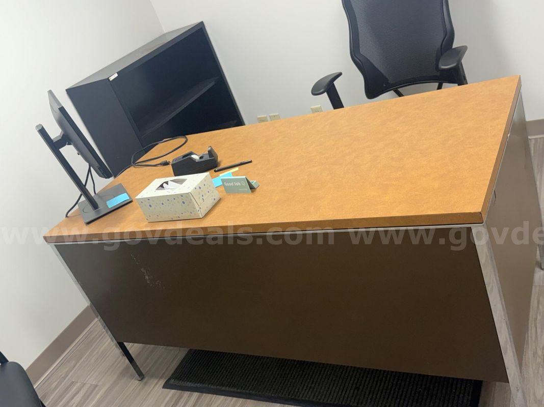Metal Desk (NOTE - PICKUP AT CARMI, IL CAMPUS)