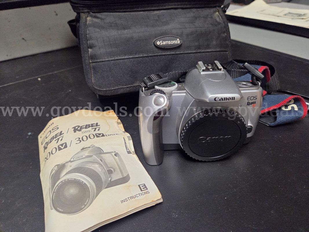 Vintage Canon Rebel Ti 300V Camera in Case