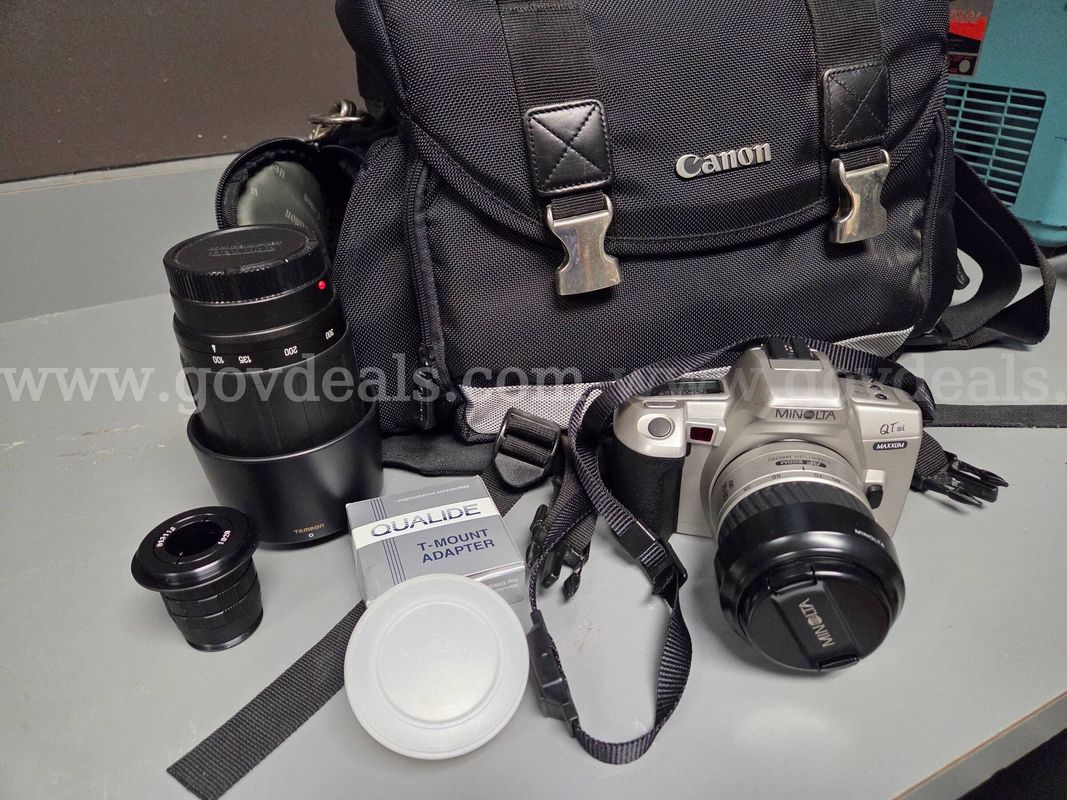 Vintage Minolta QTsi Maxxum Camera with Bag and Accessories