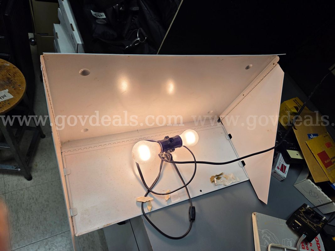 Vintage Dual Socket Photography Light Bar with Hood & Adjustable Wings