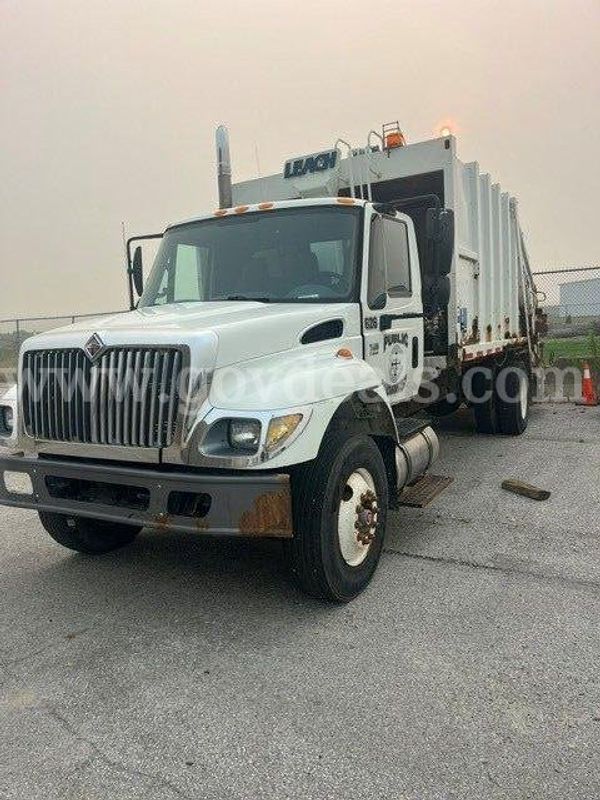 2003 International 7400 - Rear Load Packer, 135517 Miles, Start Bid $1.00 Public Works 419-409-0087 1010 N. College Dr.