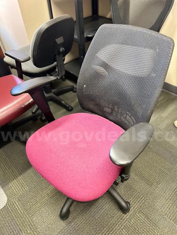 Black and Red Chair w/Wheels