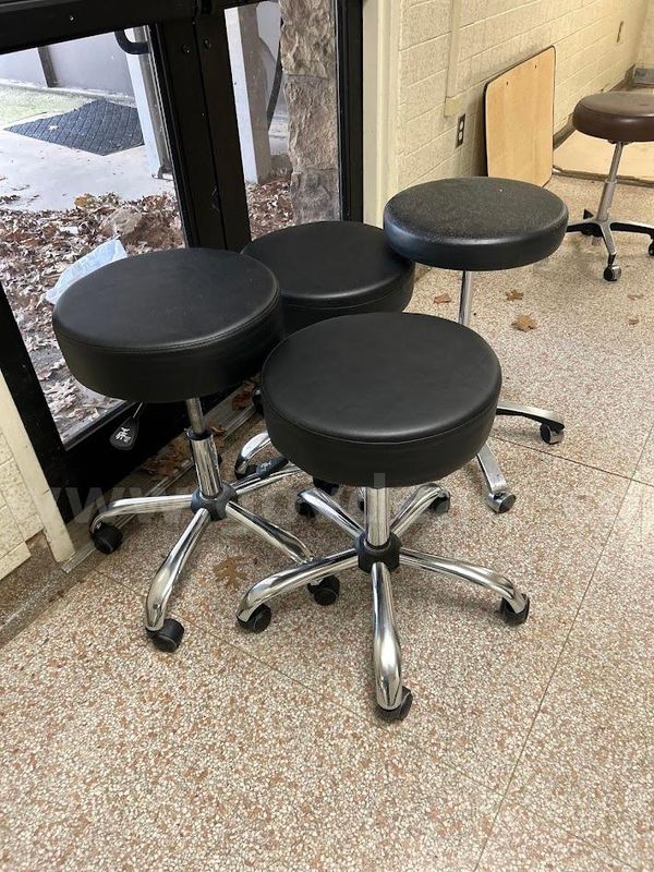 Lot of 4 Stools on wheels