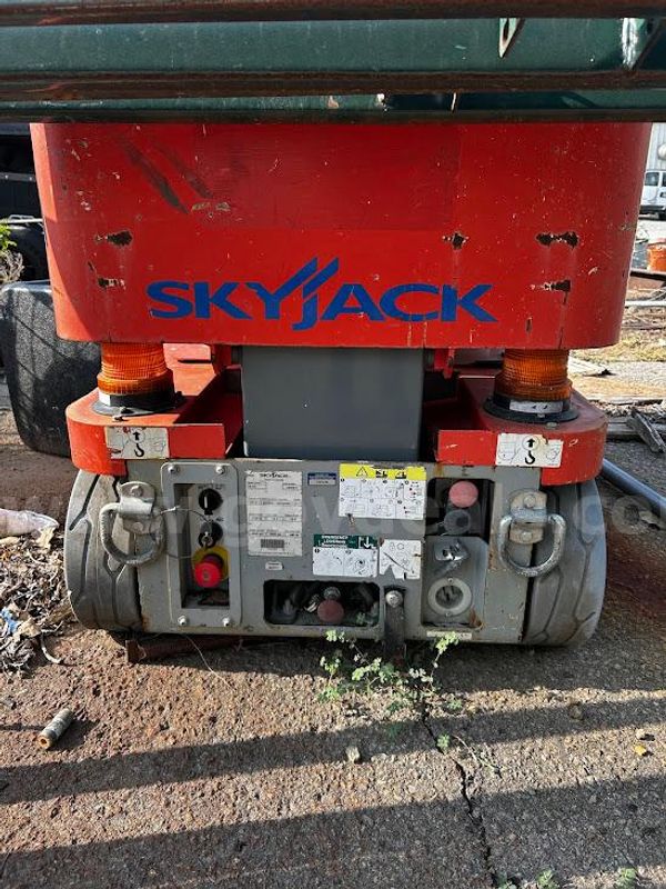 Skyjack Lift (1 of 4)