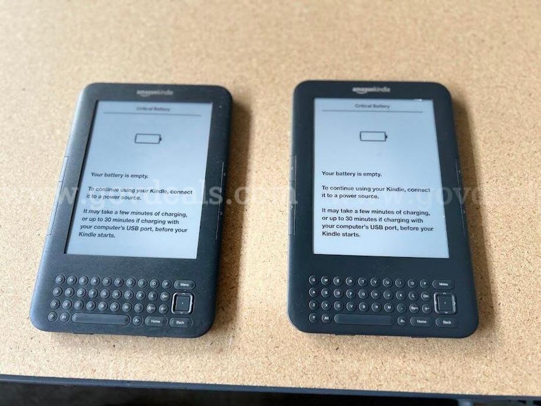 Set of 3 Amazon Kindle w/screen protector