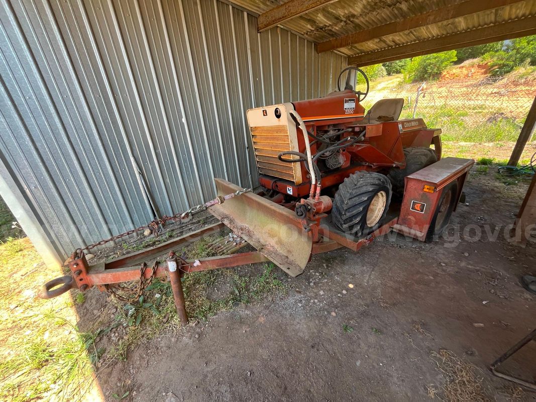 Ditch Witch 2200 & Trailer