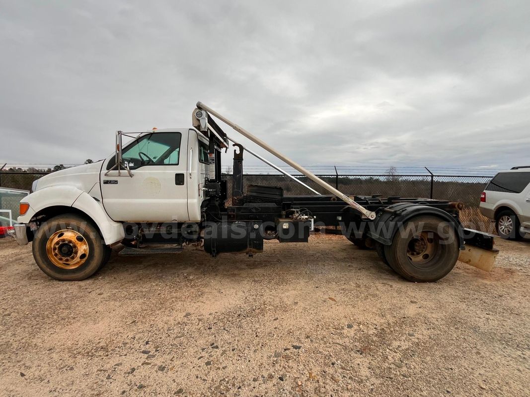 2007 Ford F-750 With a Stellar Hook lift