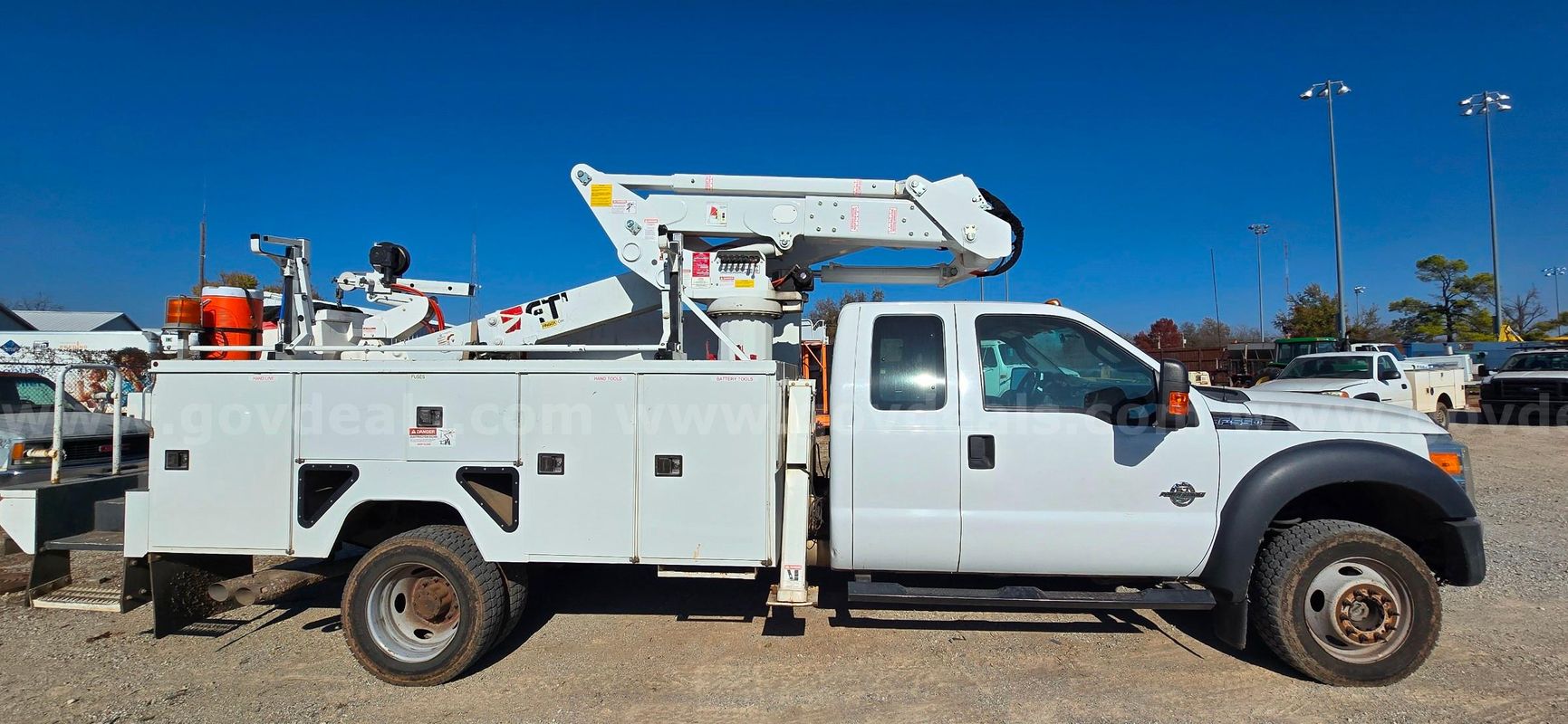 2015 Ford Super Duty F-550 DRW 4WD SuperCab 186" WB 84" CA XLT