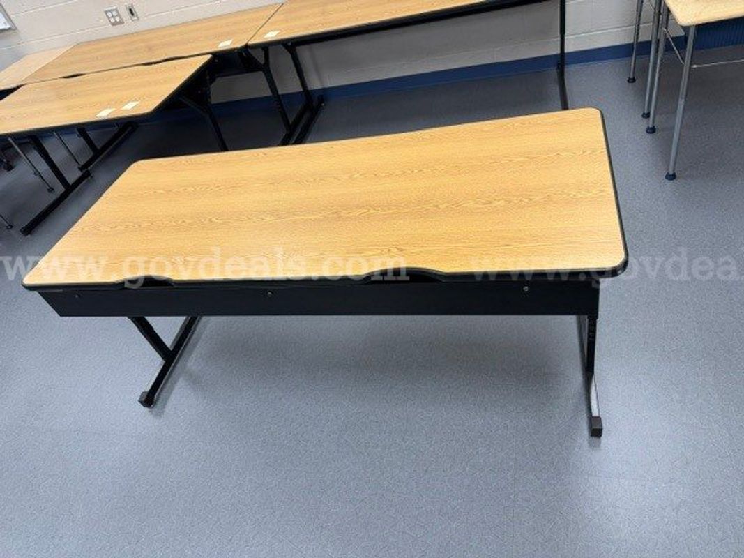 Lot of 6 adjustable computer tables