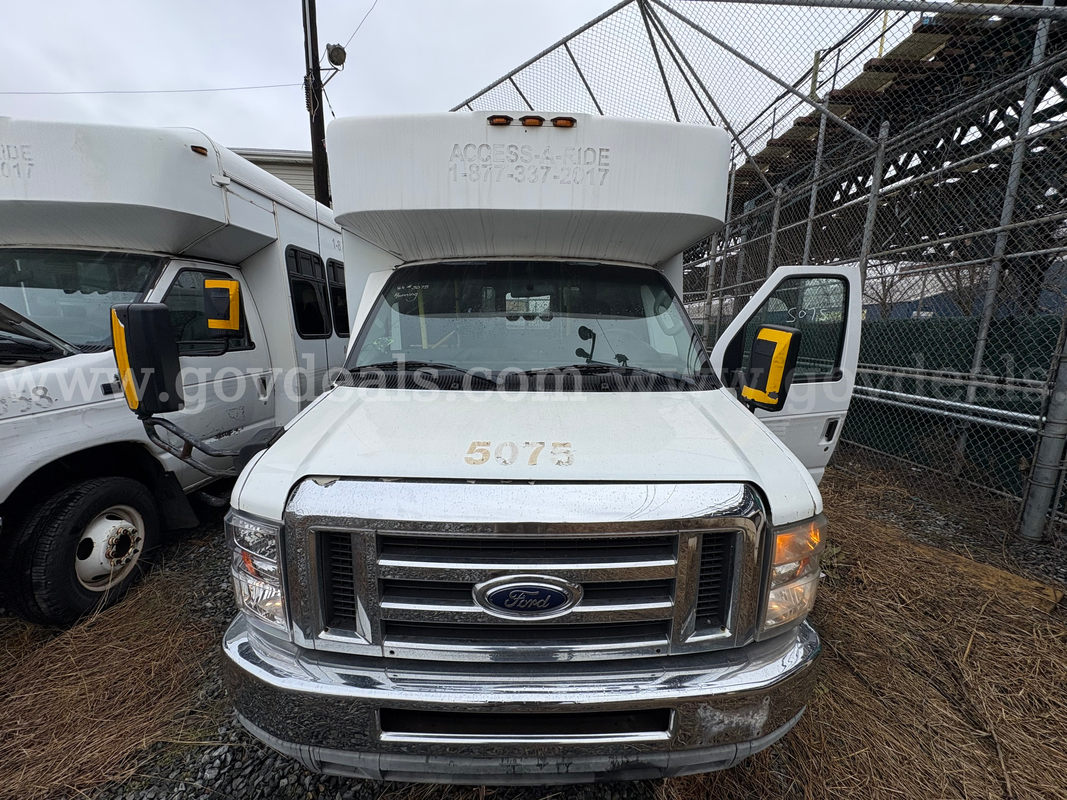 Ford/Coach Phoenix DRW W/C ACCESSIBLE VAN (5075)