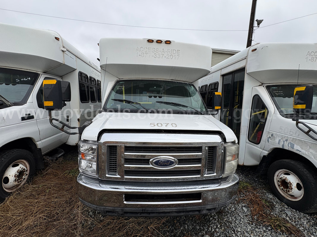 Ford/Coach Phoenix DRW W/C ACCESSIBLE VAN (5070)
