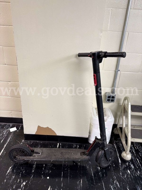 Sport Equipment: GO TRAX E-SCOOTER