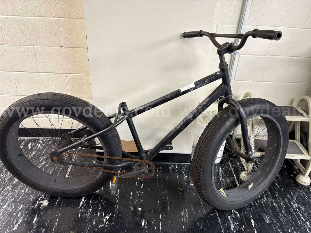 Sport Equipment: MONGOOSE FAT TIRE BICYCLE - NO SEAT (BLACK)