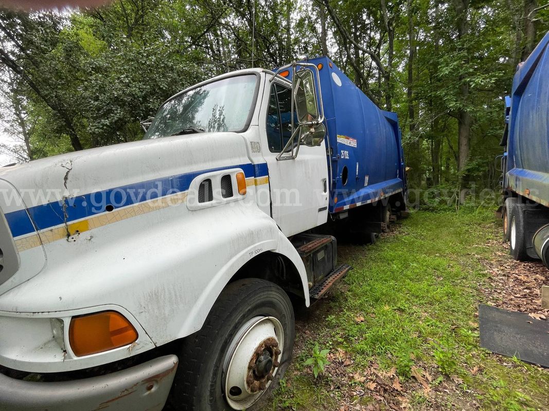 2001 Sterling LT8500 Trash Truck