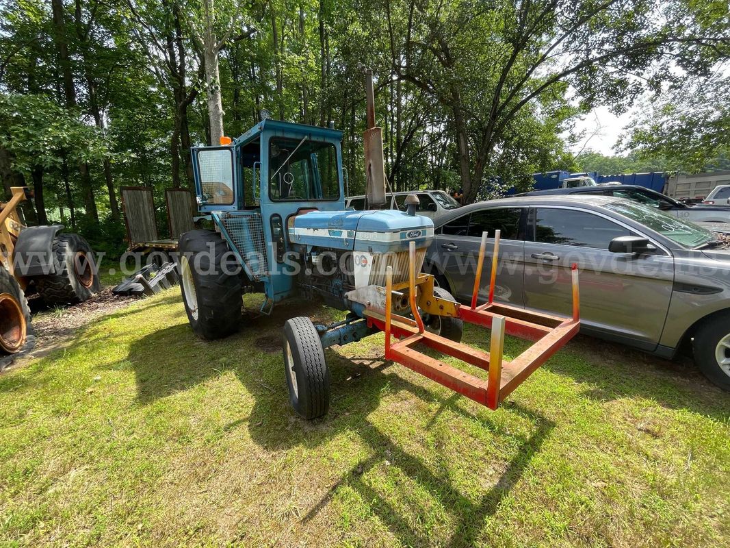 1983 Ford F5610 Tractor