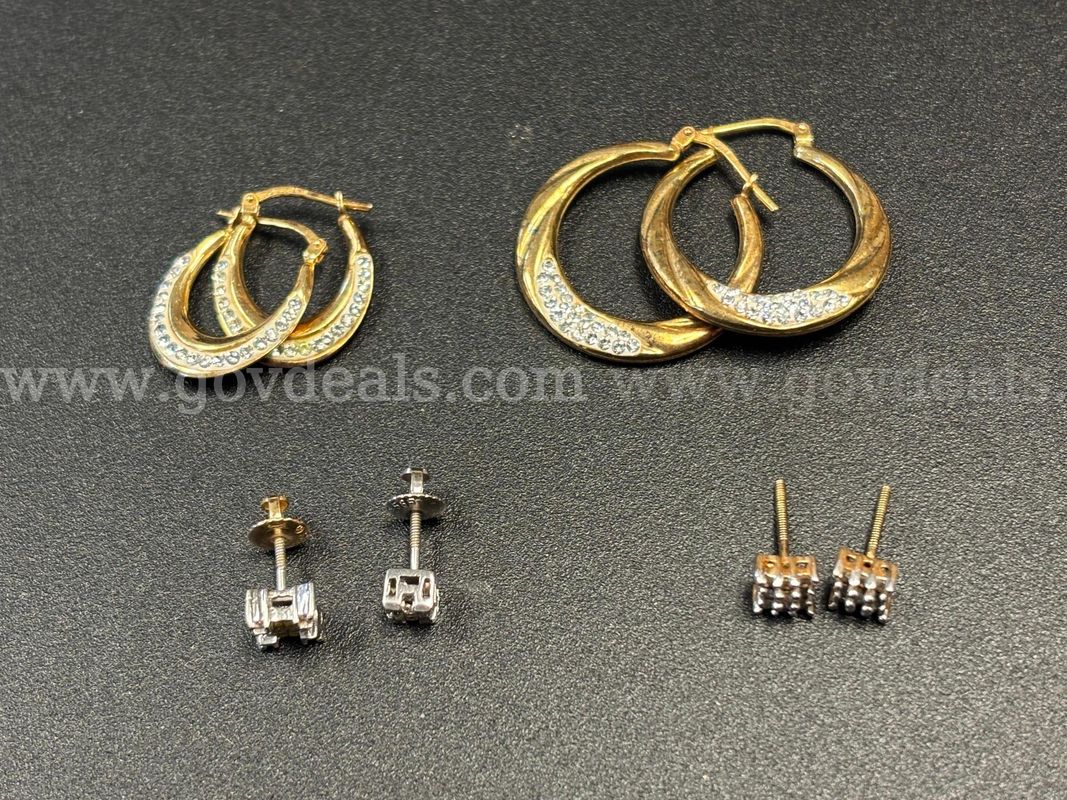 Four pairs of earrings - gold