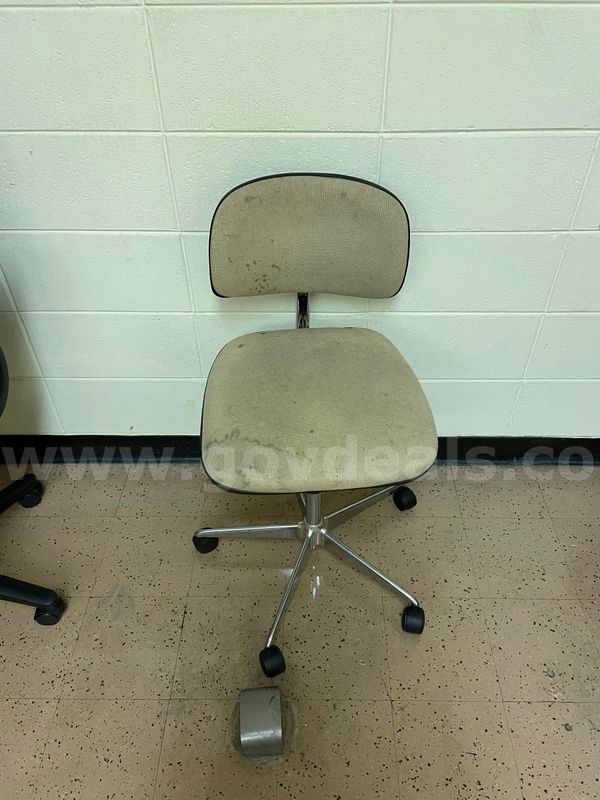 LIGHT GRAY OFFICE CHAIR
