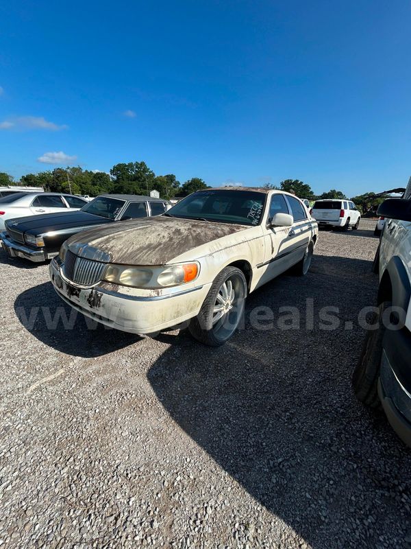 White 1998 Lincoln Town Car