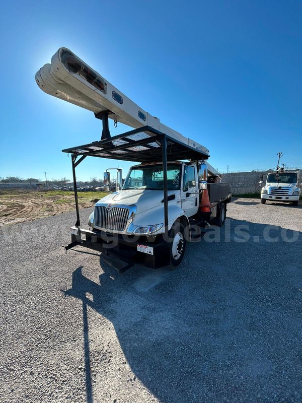 WHITE 2014 INTERNATIONAL DURASTAR 4300 W/ VERSALIFT 80 FOOT OVER CENTER AERIAL BUCKET TRUCK