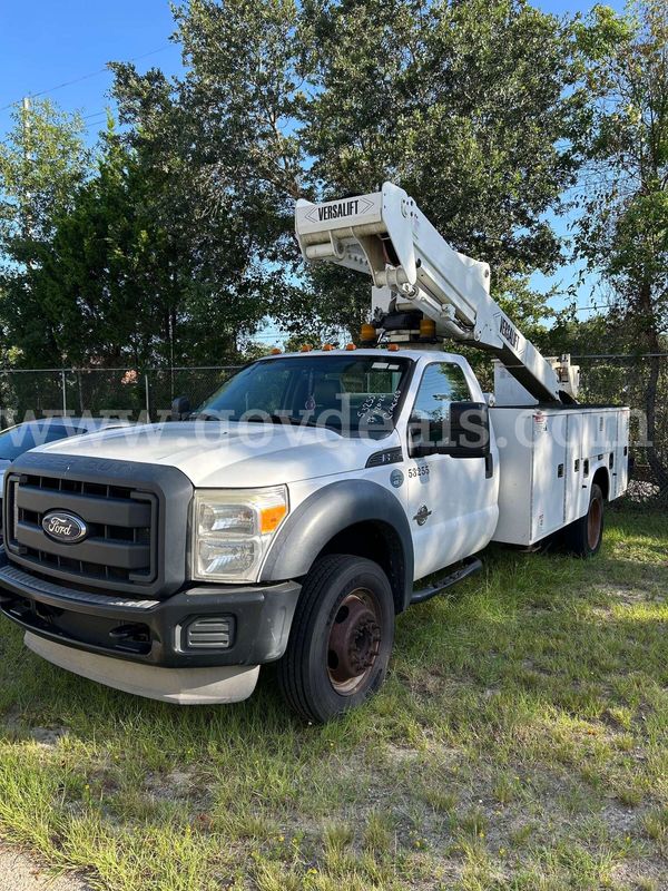 WHITE 2013 FORD F-550 VERSALIFT BUCKET TRUCK WITH 45 FT WORKING HEIGHT, AERIAL IS OPERATIONAL