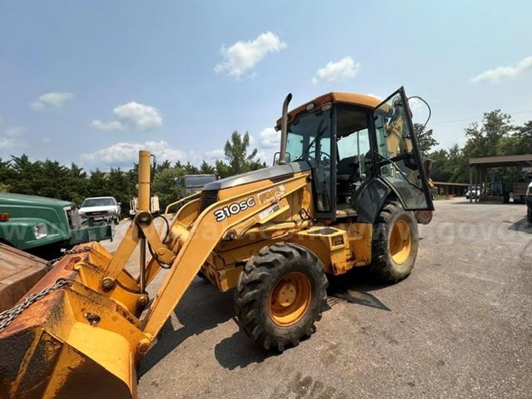 (1) USED 2005 JOHN DEERE BACKHOE