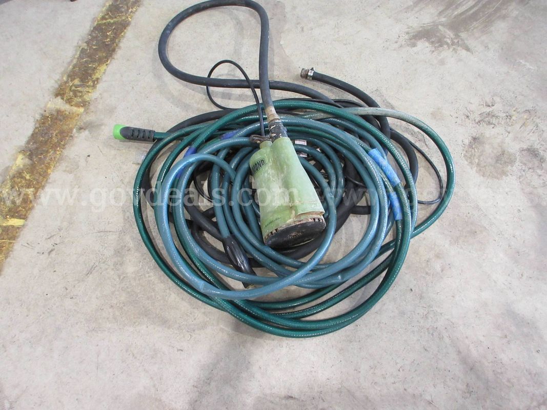 Submersible pump with hose