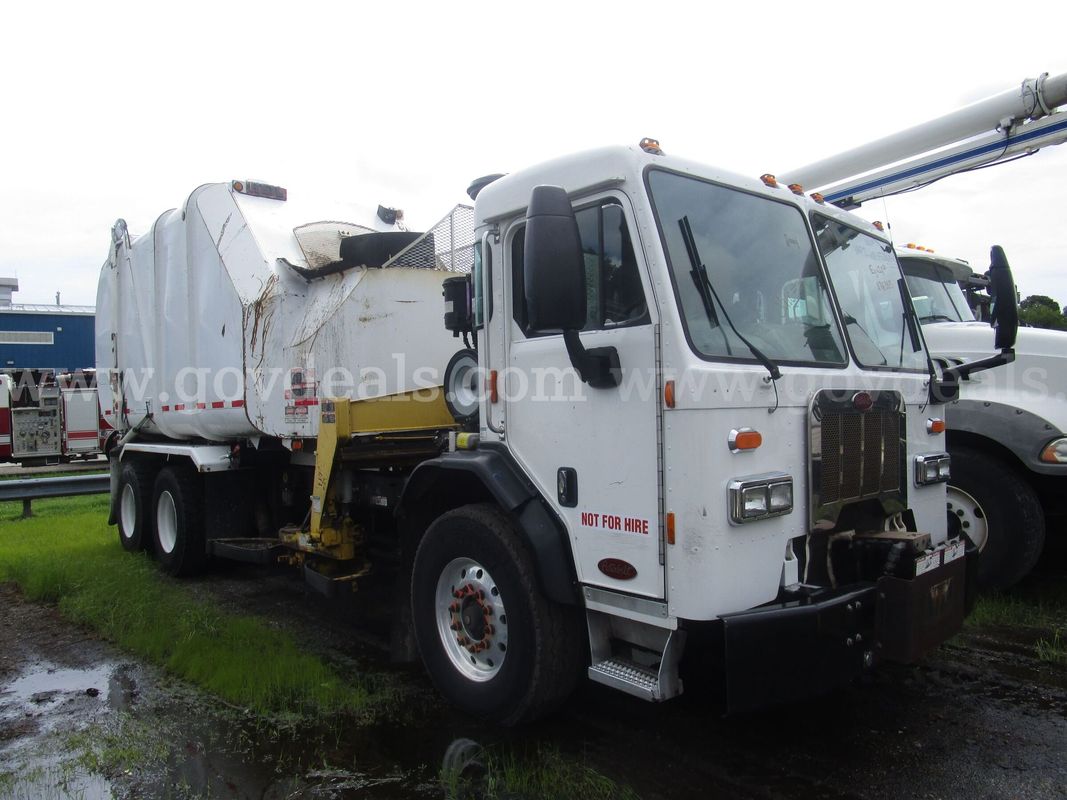 2015 PETERBILT 320 RH