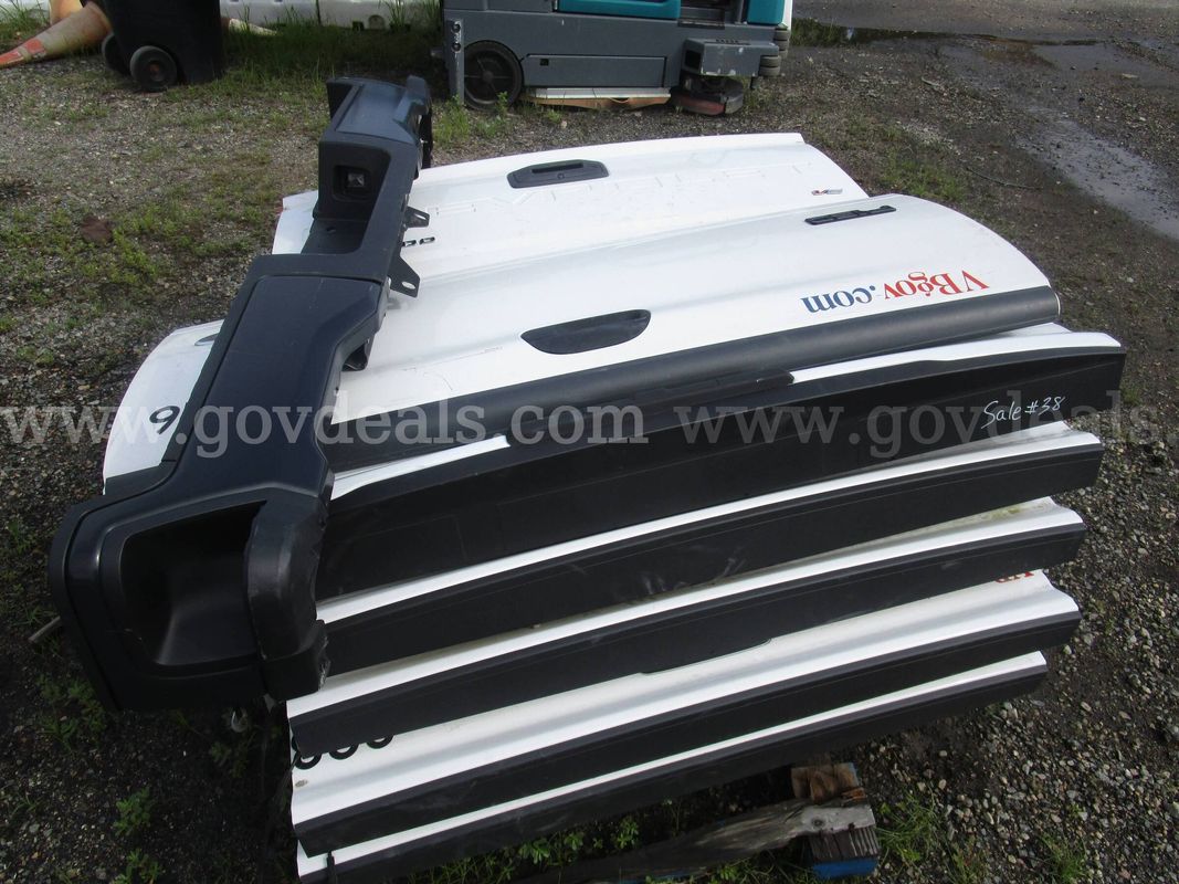 LOT OF 13 TAIL GATES & 1 REAR BUMPER