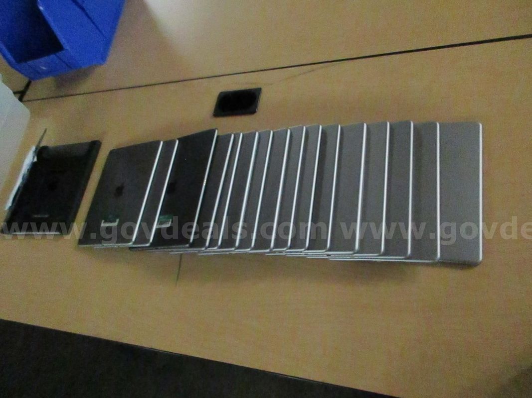 Lot U (17) Various iPads