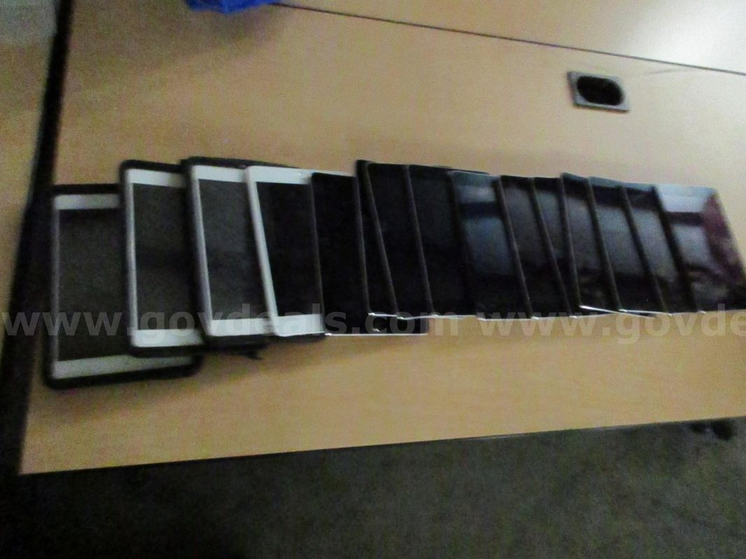 Lot V (15) Various iPads