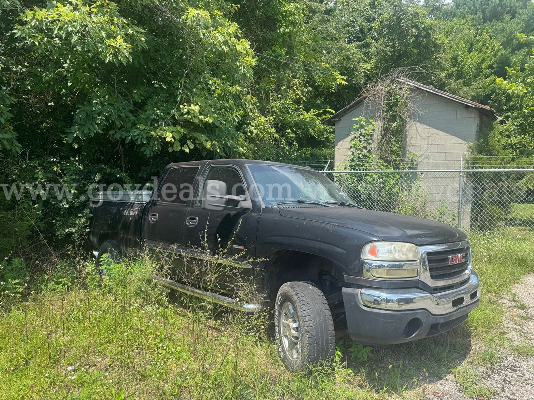 2003 GMC Sierra 2500HD Crew Cab Long Bed 2WD