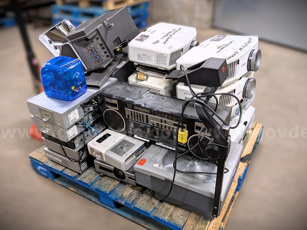 Lot of Scrap Video Projectors & Electronics
