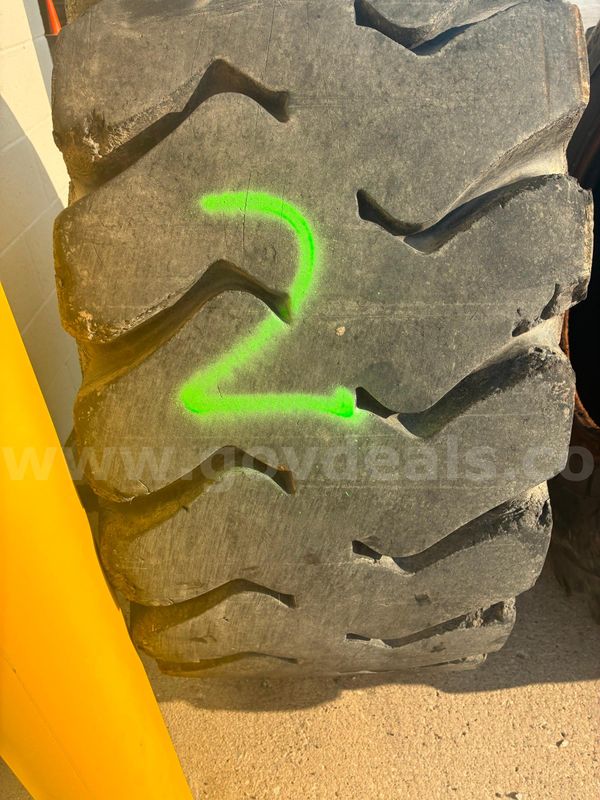20.5-25 L5 loader tire #2