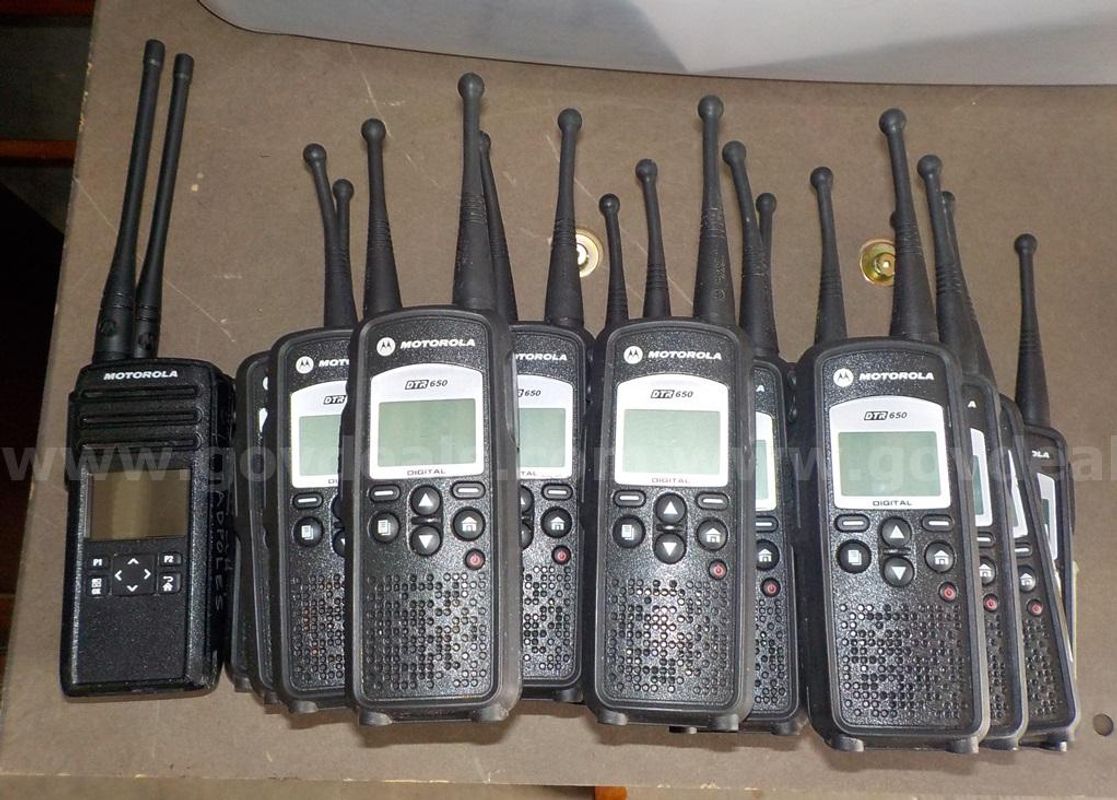 20 x Motorola DTR650 & DTR700 Walkie Talkies with chargers and belt clips