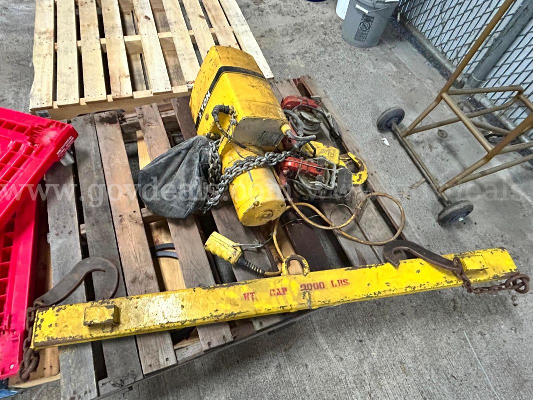Yale Hoists 2-Ton Electric Chain Hoist with Duff-Norton Spreader Bar